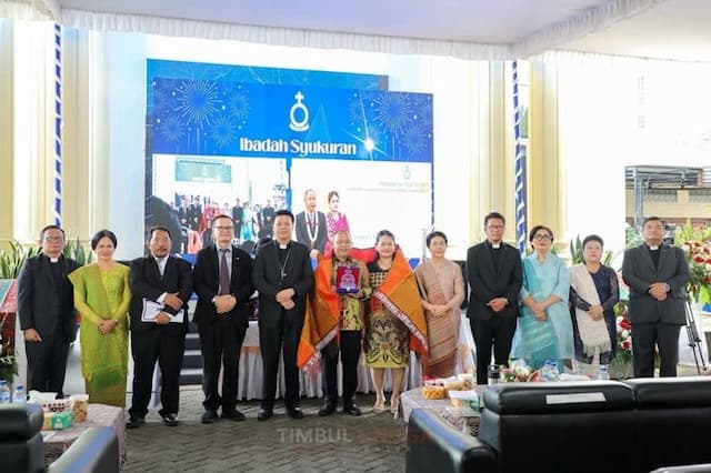 ketua_dprd_pematangsiantar_dianugerahi_person_of_the_year_2025_hkbp_ini_sorotan_dan_fakta_menariknya