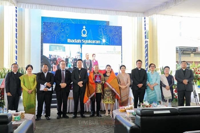 ketua_dprd_pematangsiantar_dianugerahi_person_of_the_year_2025_hkbp_ini_sorotan_dan_fakta_menariknya
