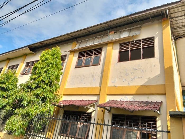 kondisi_bangunan_smkn_1_lubuk_pakam_disorot_jendela_bolong_dan_plafon_ambrol