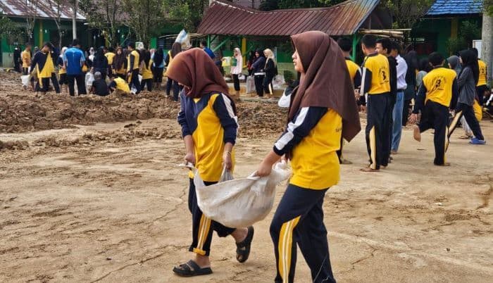 pasca_bencana_siswa_man_3_tapteng_turun_langsung_bersihkan_lingkungan_sekolah