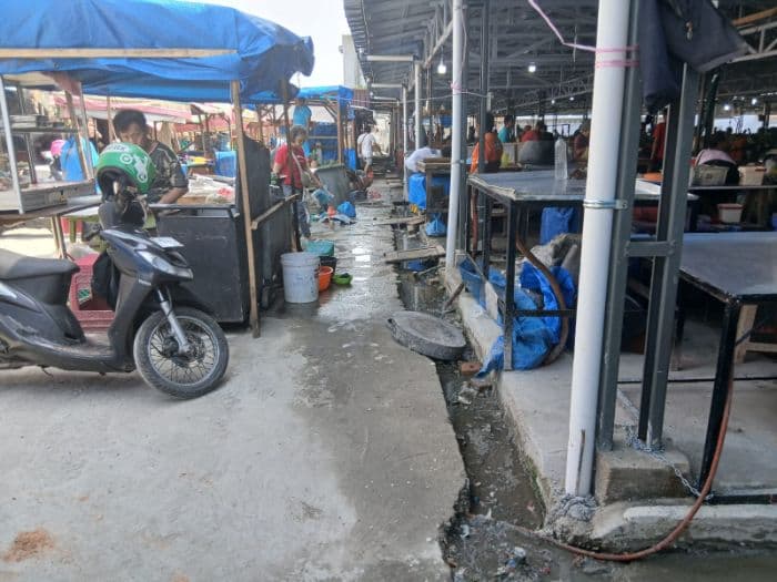 pedagang_dan_pembeli_keluhkan_kondisi_drainase_di_pasar_horas_pematangsiantar