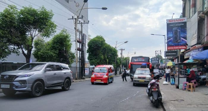 sudah_dilarang_bus_masih_naik_dan_turunkan_penumpang_di_pusat_kota_siantar