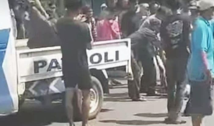 jatuh_dan_masuk_kolong_pengendara_motor_di_sergai_tewas_terlindas_truk_trailer_