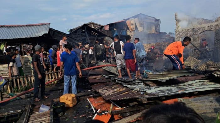 kebakaran_hebat_landa_tanjung_tiram_5_rumah_hangus_dilalap_api