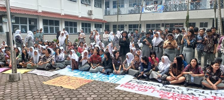 ratusan_siswa_smkn_10_medan_gelar_aksi_demo_karena_gagal_ikut_snbp