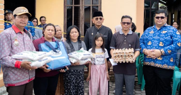 usai_kebakaran_ujung_bondar_bupati_simalungun_salurkan_bantuan_dan_pastikan_pemulihan