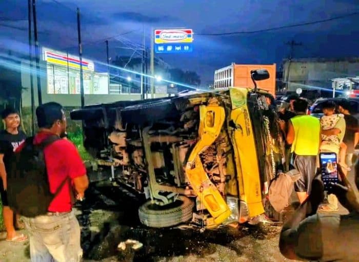 usai_tabrak_tangki_truk_colt_diesel_terguling_di_jalinsum_batu_bara