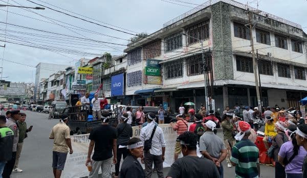 komunitas_pedagang_pasar_horas_demo_jalan_merdeka_siantar_diblokir