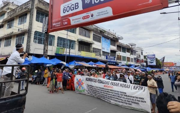 komunitas_pedagang_pasar_horas_ke_wali_kota_siantar_ditunggu_cs_kerasnya