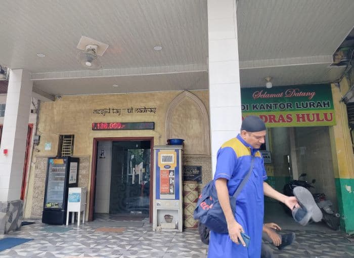 mengenal_tajul_madras_masjid_dengan_corak_india_di_medan
