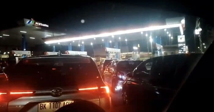 antrean_bbm_di_spbu_binjai_memanjang_kapolres_turunkan_personel_dan_imbau_warga_tak_panic_buying