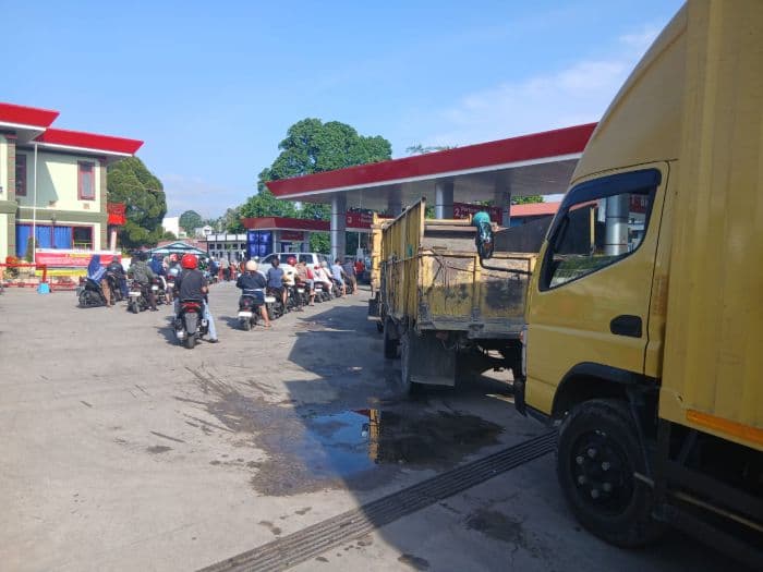 antrean_di_spbu_mengular_warga_di_pematangsiantar_panic_buying