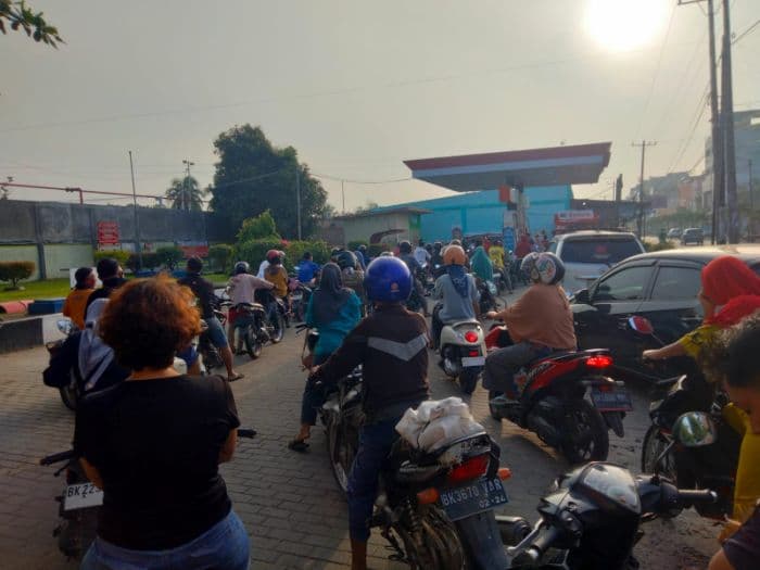 antrean_kendaraan_di_spbu_kisaran_mengular_pagi_ini_warga_takut_bbm_langka