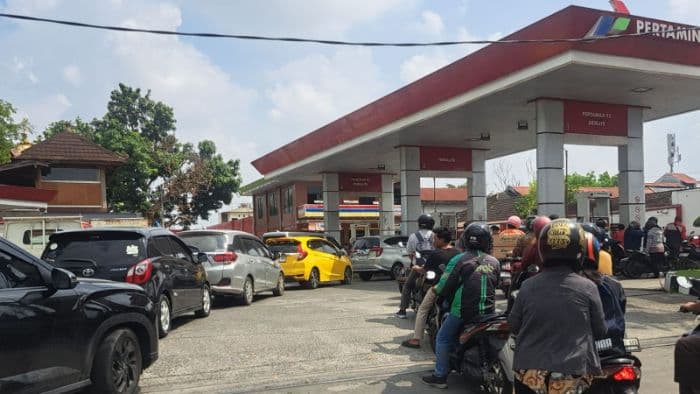 antrean_kendaraan_masih_padati_sejumlah_spbu_kota_medan