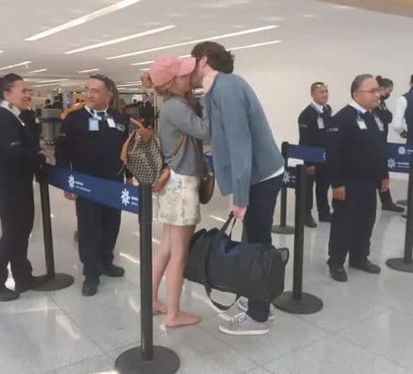 emma_watson_kepergok_ciuman_dengan_miliarder_muda_di_bandara_meksiko