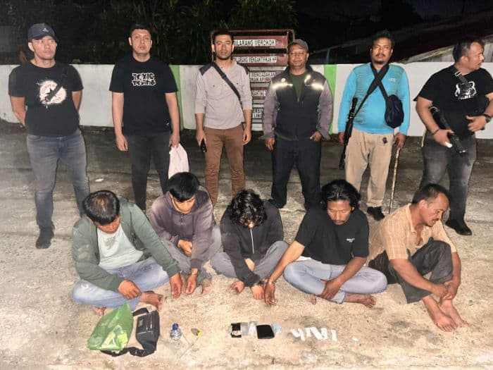 polisi_amankan_lima_pria_saat_transaksi_sabu_di_silimakuta_simalungun