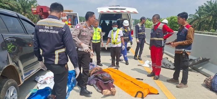 tabrakan_maut_di_tol_indrapurakisaran_innova_hantam_truk_box_4_tewas_3_luka_berat