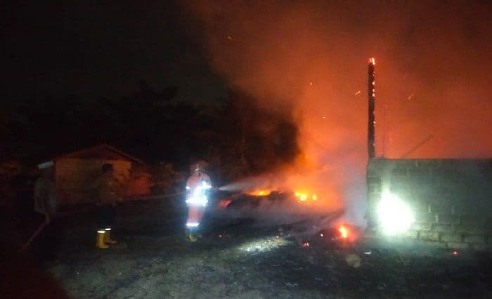 gudang_sapu_lidi_di_langkat_ludes_terbakar_kerugian_capai_rp100_juta