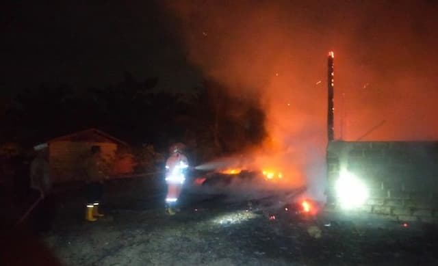 gudang_sapu_lidi_di_langkat_ludes_terbakar_kerugian_capai_rp100_juta