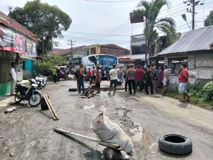 jalan_rusak_warga_blokir_akses_jalan_ke_lokasi_wisata_bukit_lawang_langkat