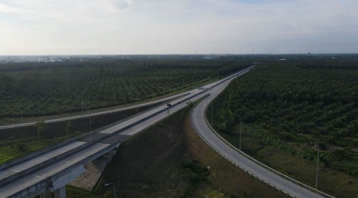 libur_paskah_70604_kendaraan_melintas_di_jalur_tol_mktt