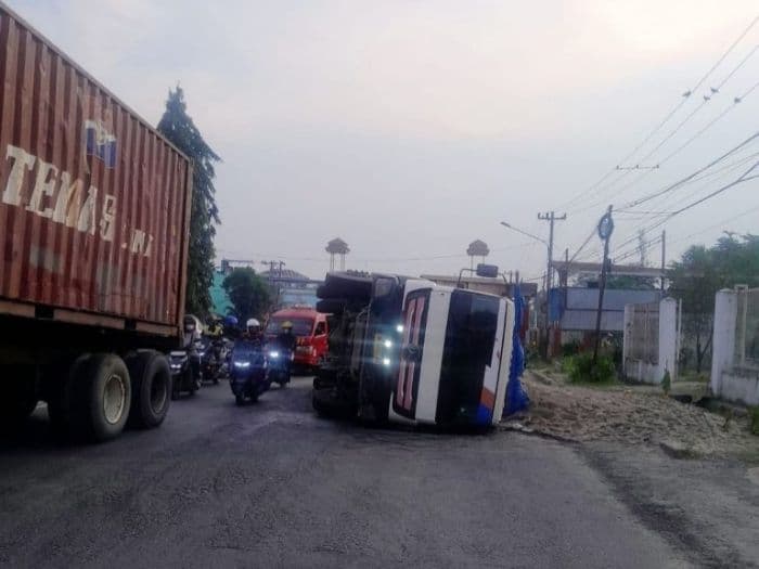 truk_muatan_pasir_terguling_di_jalinsum_tanjung_morawa_arus_lalu_lintas_sempat_macet