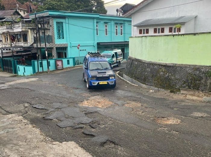 kerusakan_jalan_joseph_sinaga_parapat_kian_parah_pt_aquafarm_belum_tepati_janji_perbaikan