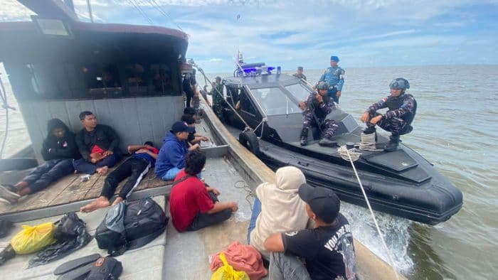 tni_al_gagalkan_penyelundupan_83_pmi_ilegal_asal_malaysia_di_perairan_asahan