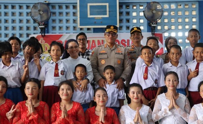wujud_nyata_empati_kapolrestabes_medan_kunjungi_slb_karya_murni