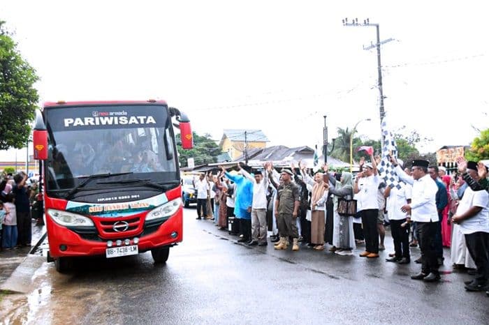 55_calhaj_tapteng_diberangkatkan_ke_tanah_suci_bupati_perjalanan_spiritual_penuh_makna