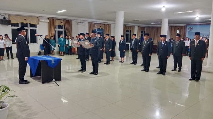 bupati_taput_lantik_16_pejabat_eselon_ii_dan_iii_tekankan_pelayanan_maksimal_untuk_masyarakat