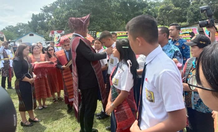 hardiknas_di_toba_hadirkan_pensi_dan_pemberian_piagam_siswa_berprestasi