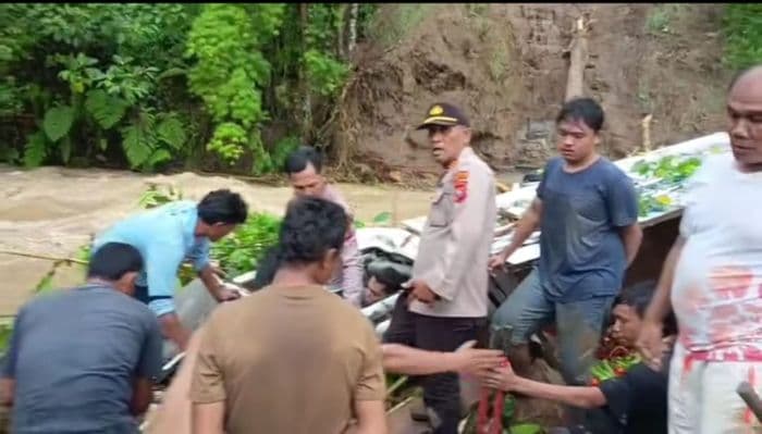 mobil_angkut_sayur_jatuh_ke_sungai_akibat_longsor_di_jalan_tarutungsipirok_dua_tewas