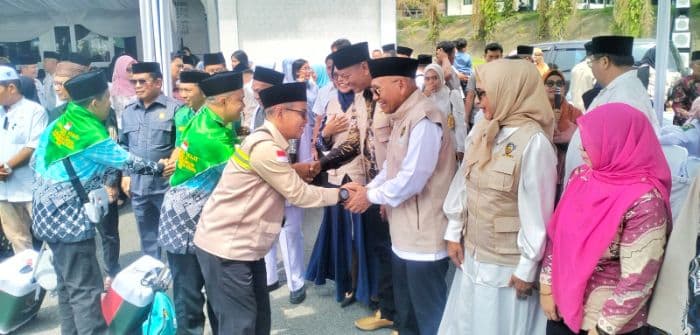 pemkab_simalungun_berangkatkan_100_jemaah_calon_haji_kloter_14_terbesar