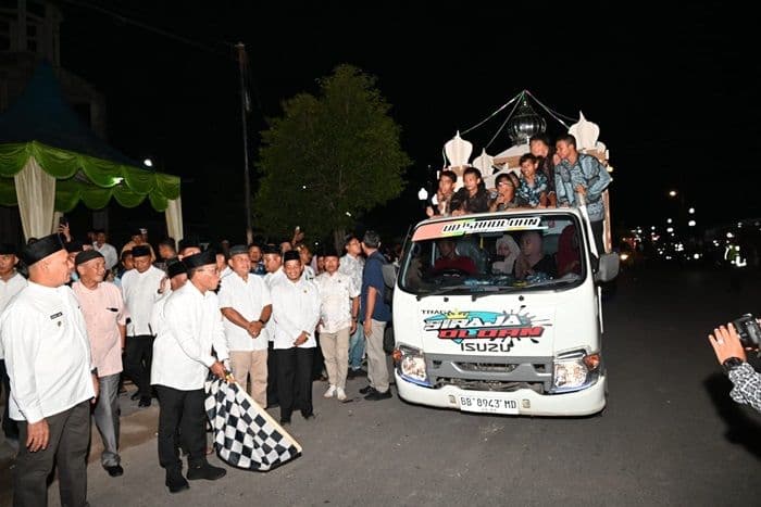 bupati_tapteng_lepas_pawai_takbir_idul_adha_2025_tekankan_makna_spiritual_dan_sosial