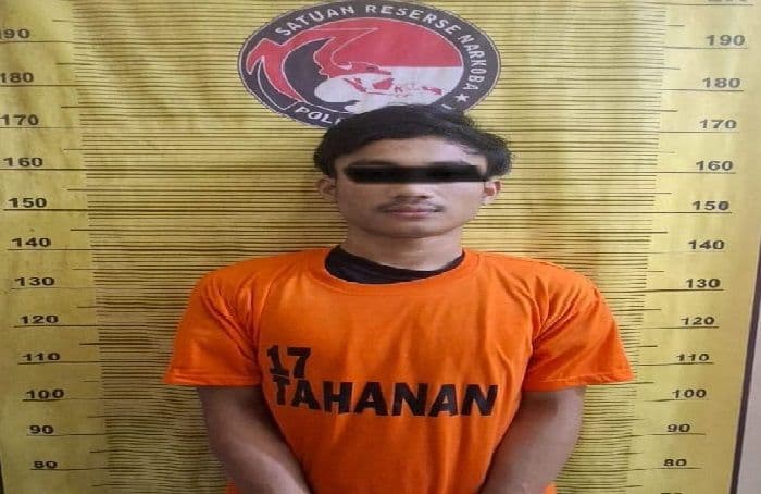polisi_tangkap_pengedar_ekstasi_di_dekat_stadion_binjai_20_butir_disita