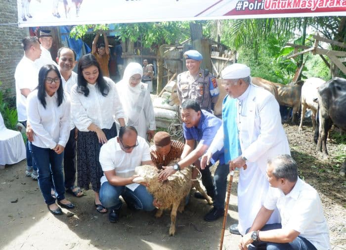 polrestabes_medan_sembelih_31_hewan_kurban_bagikan_1550_paket_daging_iduladha_