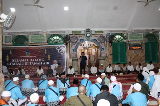 82_jemaah_haji_tebing_tinggi_tiba_di_tanah_air_disambut_haru_keluarga_dan_pemko