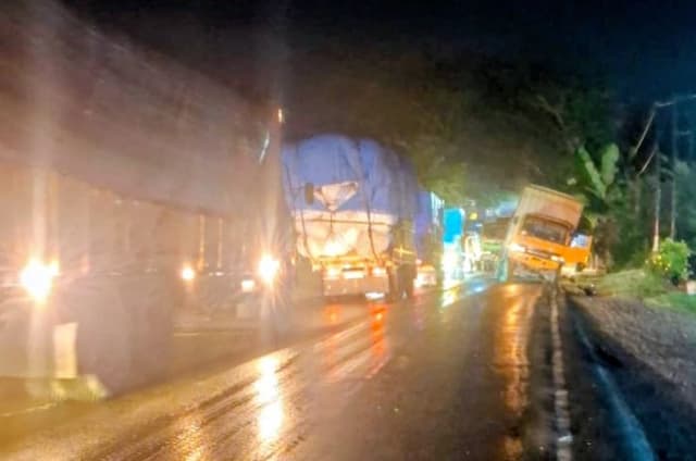 menghindari_kendaraan_lain_truk_tangki_tabrak_colt_diesel_di_jalinsum_batu_bara