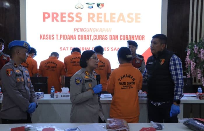 polres_samosir_tangkap_enam_tersangka_kasus_curamor_curat_dan_pencurian_emas_