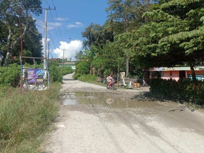 wisatawan_keluhkan_jalan_ke_pantai_pasir_putih_parparean_porsea_tidak_terawat