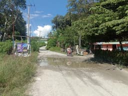 wisatawan_keluhkan_jalan_ke_pantai_pasir_putih_parparean_porsea_tidak_terawat