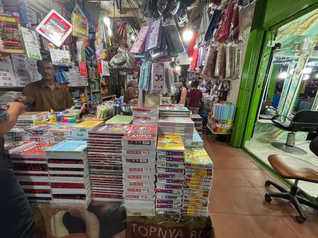 jelang_tahun_ajaran_baru_penjualan_buku_dan_alat_tulis_di_pasar_horas_lesu