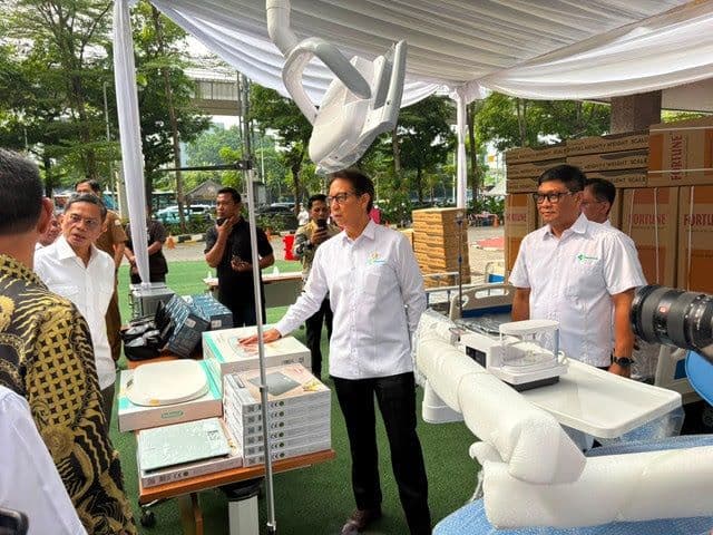 kemenkes_salurkan_bantuan_alat_kesehatan_senilai_rp15_miliar_untuk_tiga_daerah_terdampak_bencana