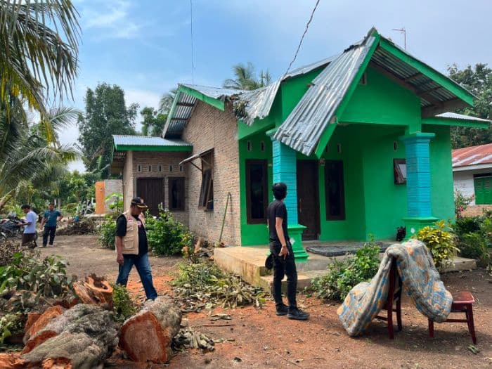puting_beliung_rusak_161_rumah_di_simalungun_bpbd_siapkan_bantuan_seng