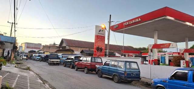 sopir_di_dairi_rela_menginap_di_spbu_karena_stok_bbm_cepat_habis