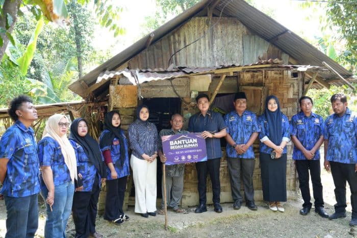 sudah_tak_layak_huni_ricky_anthony_perbaiki_rumah_pria_sebatang_kara_di_padang_tualang