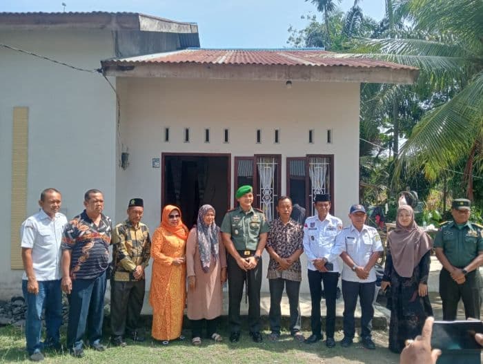 dandim_0203langkat_kunjungi_penjual_bakso_yang_anaknya_lulus_taruna_akmil_tni_ad