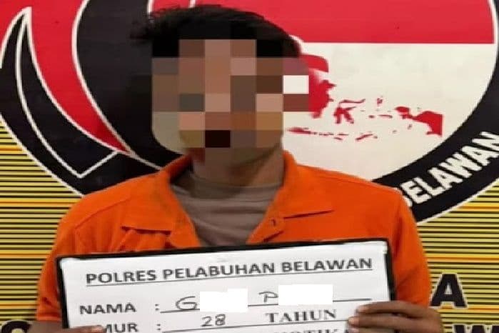 duduk_di_pinggir_rel_pengedar_narkoba_ditangkap_polisi_di_kota_bangun_medan