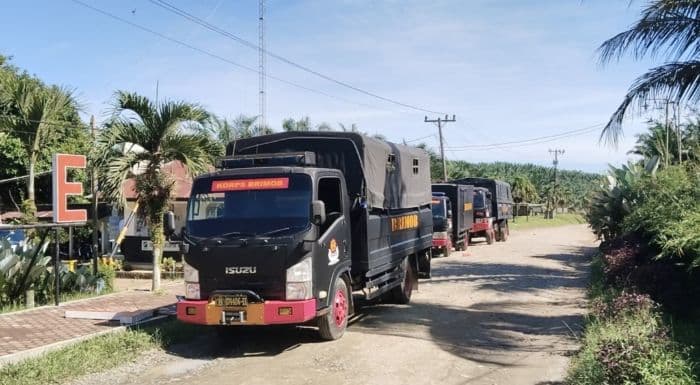 brimob_siaga_di_gudang_pupuk_pt_sibulan_estate_yang_dibakar_massa_